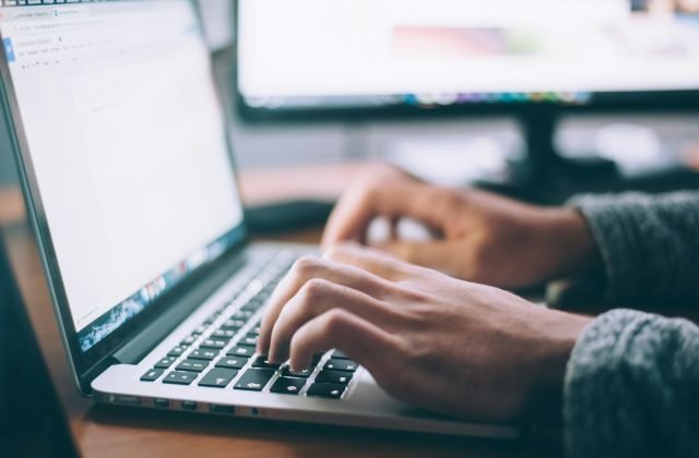 Locum Travel & Housing: What Agencies Cover (2026)