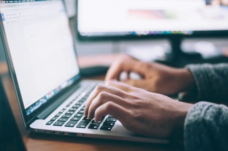 Locum Travel & Housing: What Agencies Cover (2026)