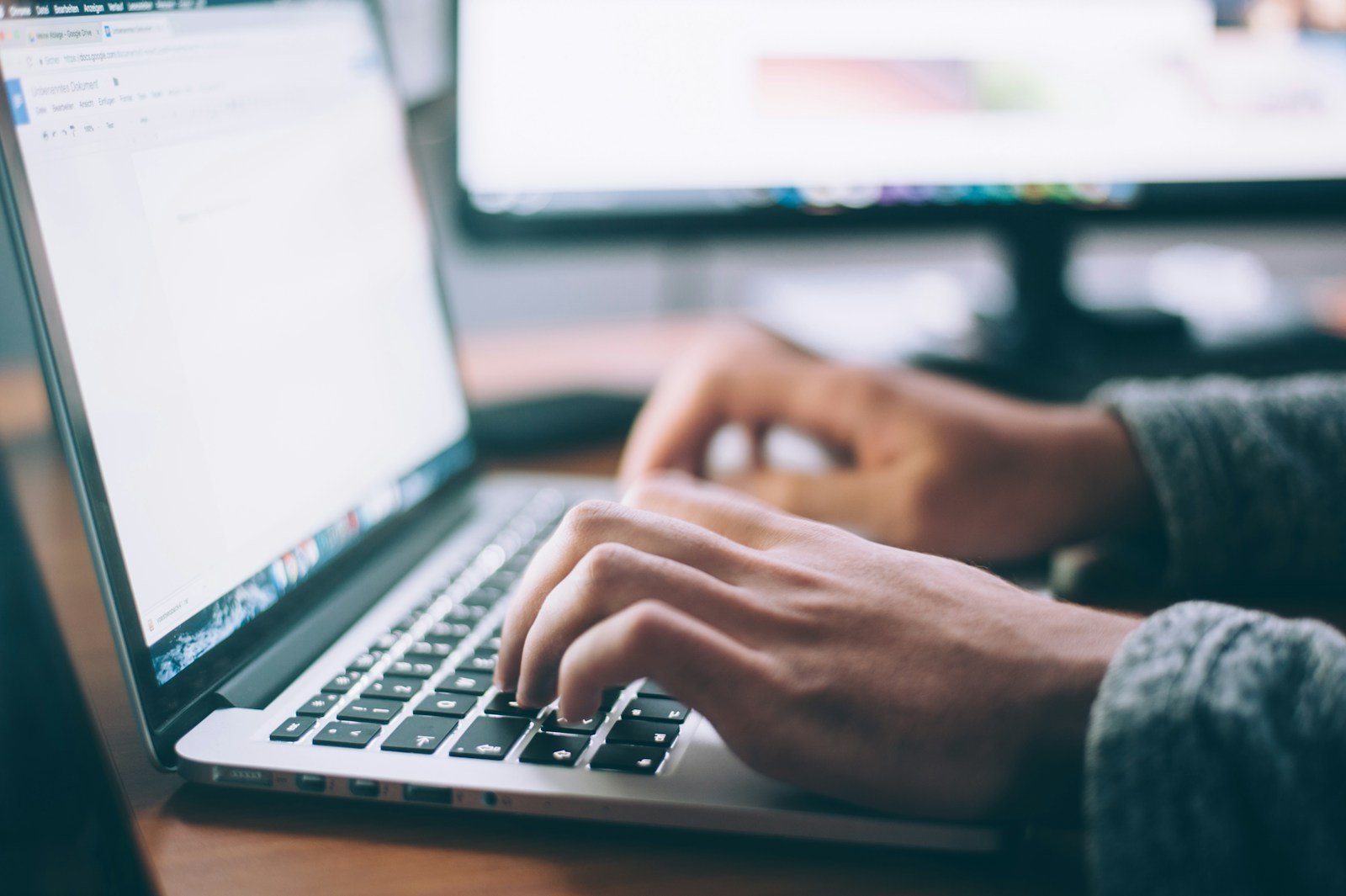 Locum Travel & Housing: What Agencies Cover (2026)